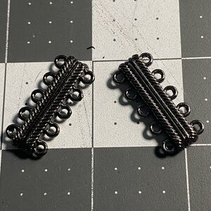Findings: 2 magnetic clasps (5 strand Gunmetal)